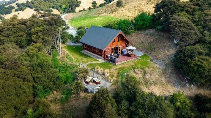 Exploring a Beautifully Designed Cabin in New Zealands South Island